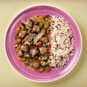Ternera balinesa con arroz salvaje