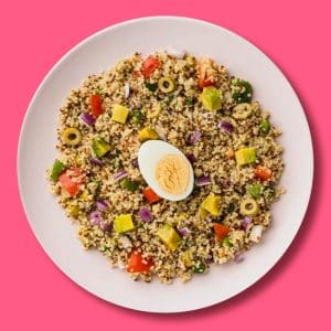 Ensalada de quinoa con aguacates, sésamo y aderezo de aceitunas verdes (300 g.)