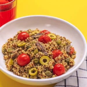 Ensalada de quinoa con alcaparras, anchoas y cherries