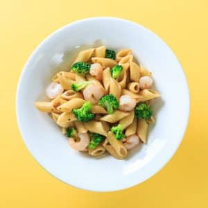 Ensalada mezze penne con gambas al queso azul